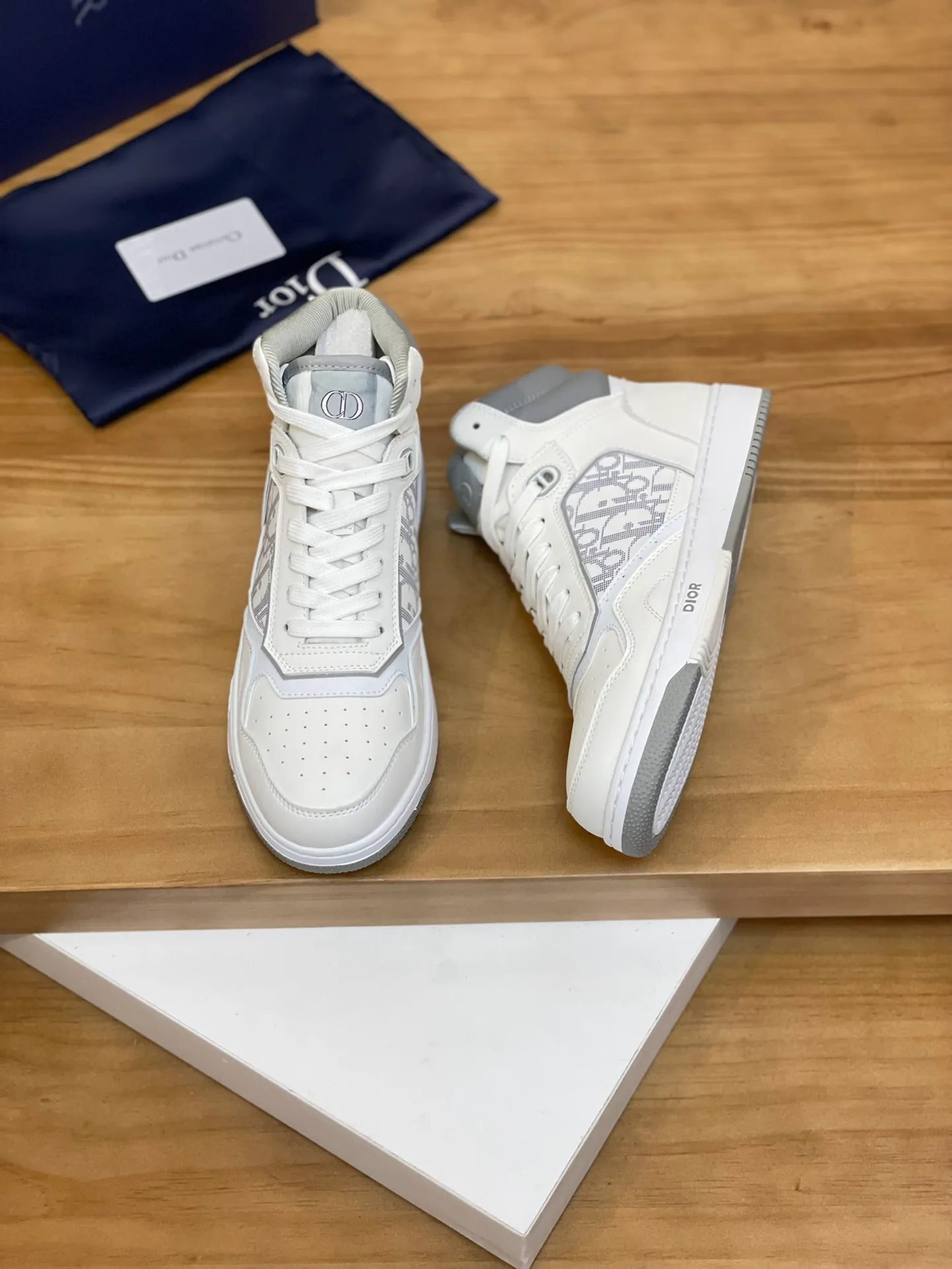 Men's shoes: 💰P460¥ Product trademark: Dior* "Dior*" high-top casual shoes Regular size: 38-44 (can be customized to 45.46) Product materials: Upper imported cowhide stitched with original fabric, breathable lining, original outsole. Number: 1006